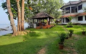 Lovedale Lakeside Homestay